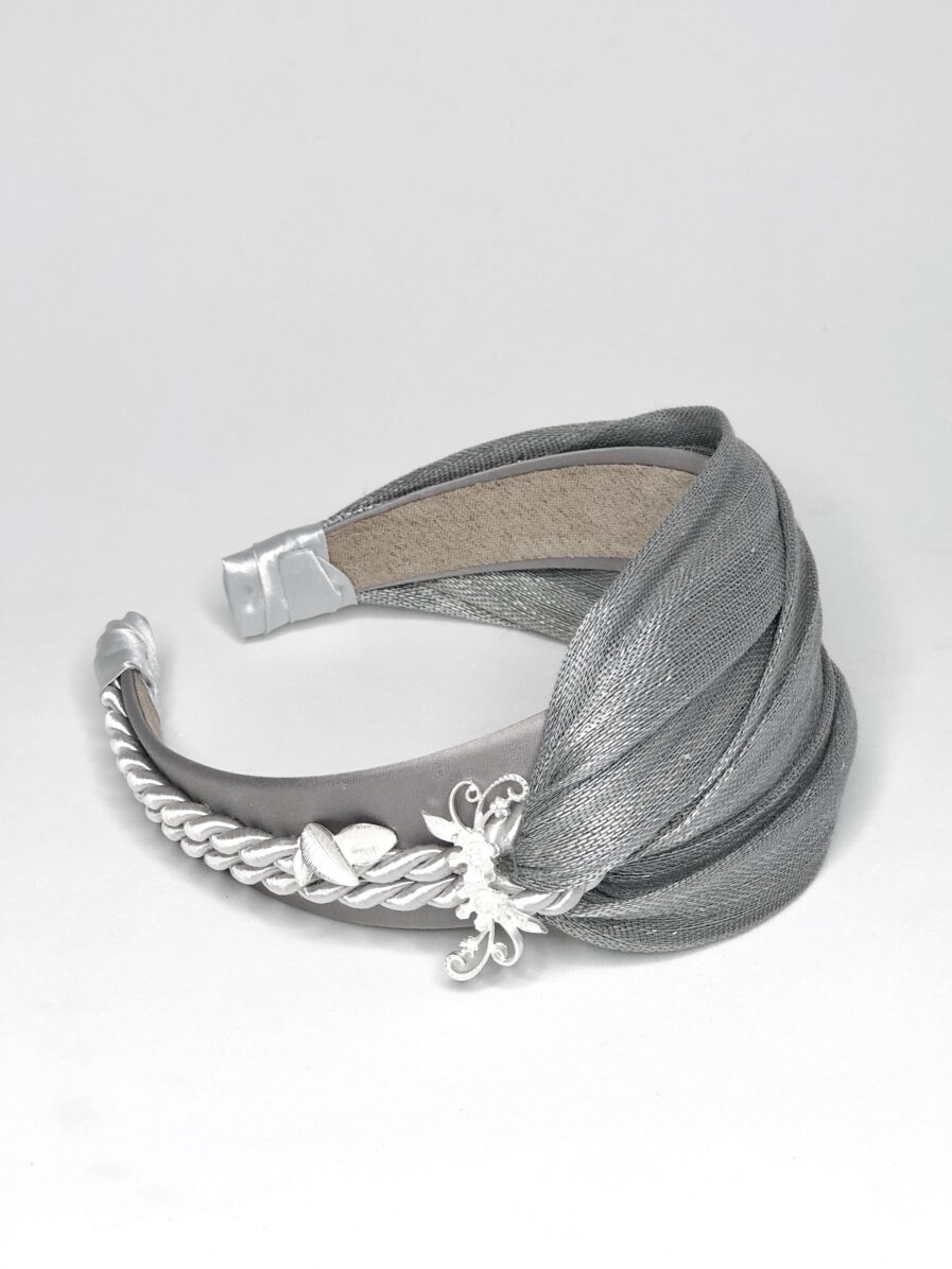 Foto3 Diadema de sinamai seda gris plata con cordón de seda y abalorio plata 50€ scaled