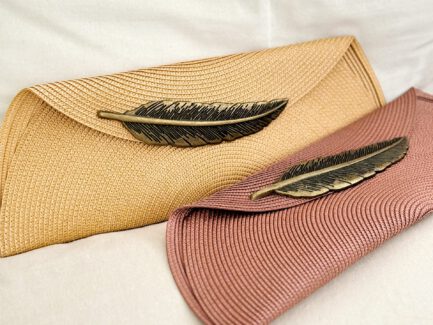 Cartera de Rafia Pluma latón