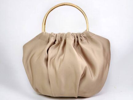 Bolso Sophie con aro metalico dorado en raso champan