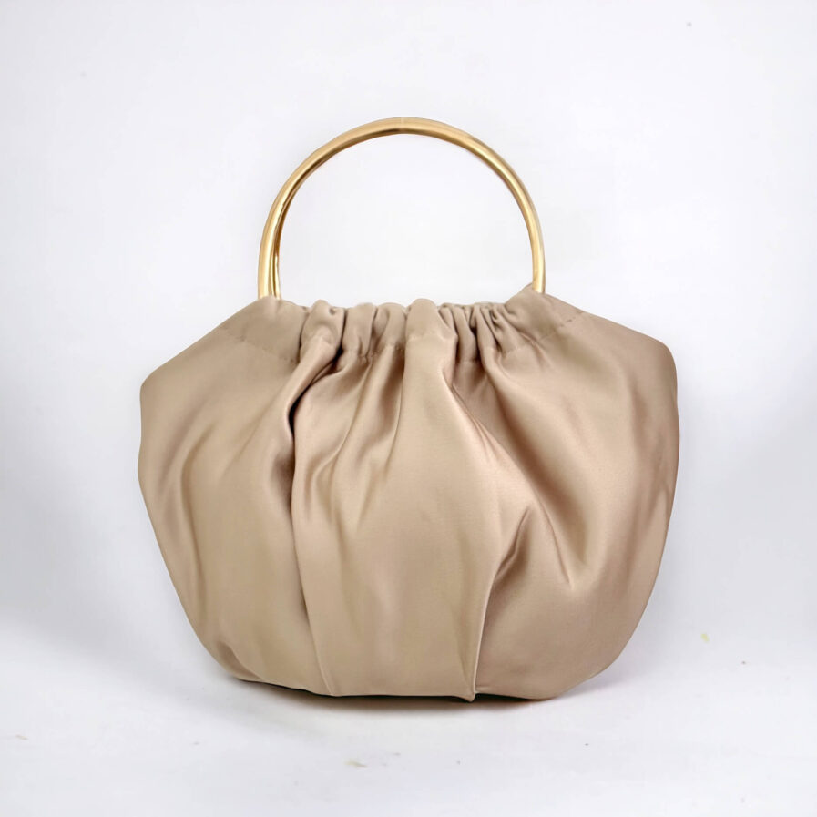 Bolso Sophie con aro metalico dorado en raso champan