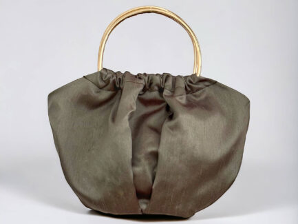 Bolso Sophie con aro metalico dorado en tafetan verde oliva