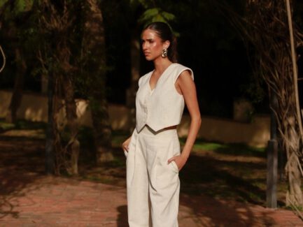 Conjunto dos piezas Carmen en color beige con chaleco abotonado y pantalón recto en lino