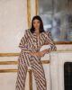 traje sofisticado estampado vega cerca
