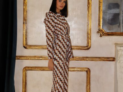 Vista lateral del traje Vega con manga abullonada, pantalón de corte recto y ajuste en cintura