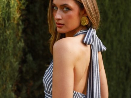 Vista trasera del vestido Clero de invitada con rayas azul, espalda descubierta y cremallera invisible