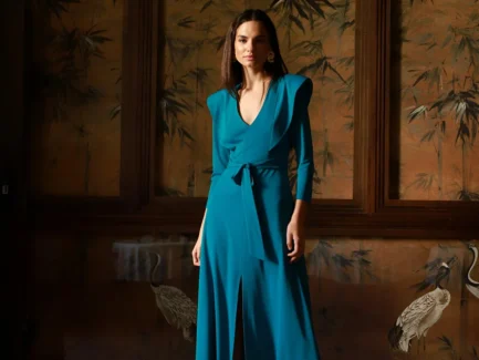 Vestido de invitada Nova en punto de seda con solapas y abertura delantera