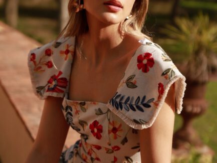 Vista frontal del vestido Silva con escote cuadrado, solapas con flecos y bordado floral
