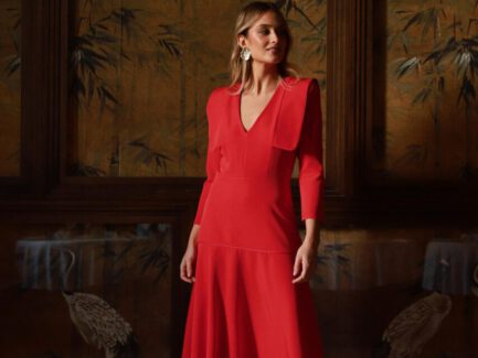 Vestido de invitada Zaira rojo en tejido bioelástico con solapas y falda midi de capa