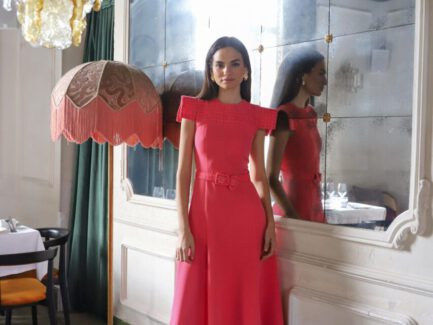 Vista frontal del vestido Valeria rosa con cortes en contraste y cinturón de chanel