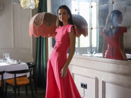 Vista lateral del vestido Valeria rosa con diseño entallado y detalle en tejido de chanel