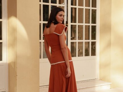 Vista trasera del vestido de invitada Yara con corte entallado y acabado en lino