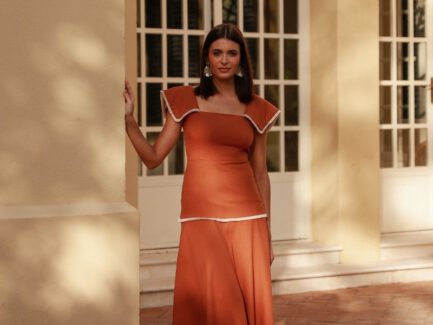 Vestido de invitada Yara en tejido efecto lino con escote cuadrado y flecos decorativos