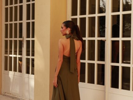 Vista trasera del vestido de invitada Indra verde con espalda al aire y cremallera invisible