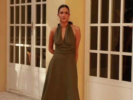 Vestido de invitada Indra verde en tejido efecto lino con falda de vuelo y escote anudado al cuello
