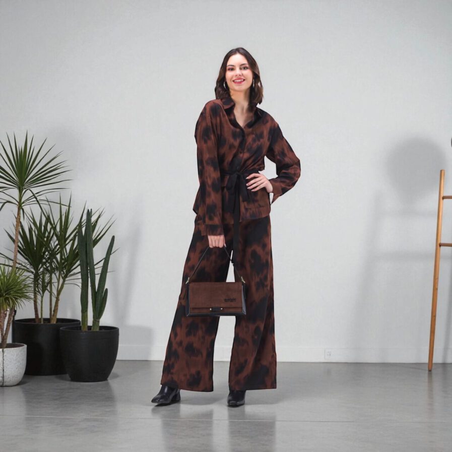Conjunto pantalon y camisa con bolsillos 1
