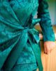 Traje labrado verde esmeralda detalle