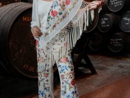 Carmen Fernández Moda 17 Mantones de flamenca bordados con flecos multicolor crudo con modelo al hombro