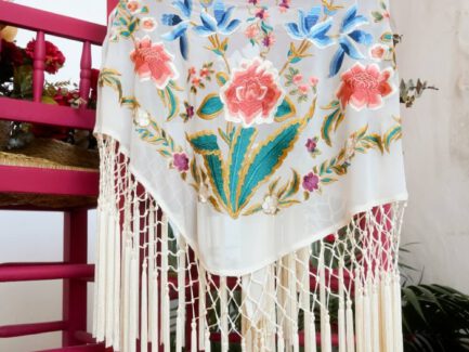 Carmen Fernández Moda 16 Mantones de flamenca bordados con flecos multicolor crudo