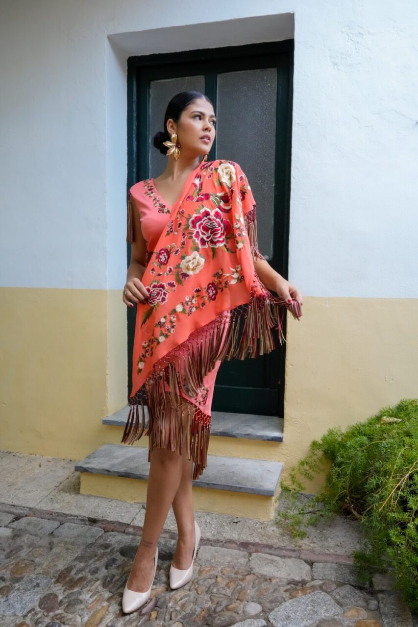 Mantones de flamenca bordados con flecos multicolor salmón en modelo al hombro