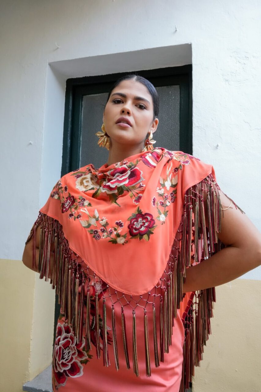 Mantones de flamenca bordados con flecos multicolor salmón en modelo de frente