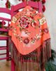 Mantoncillo bordado flecos colores coral 4