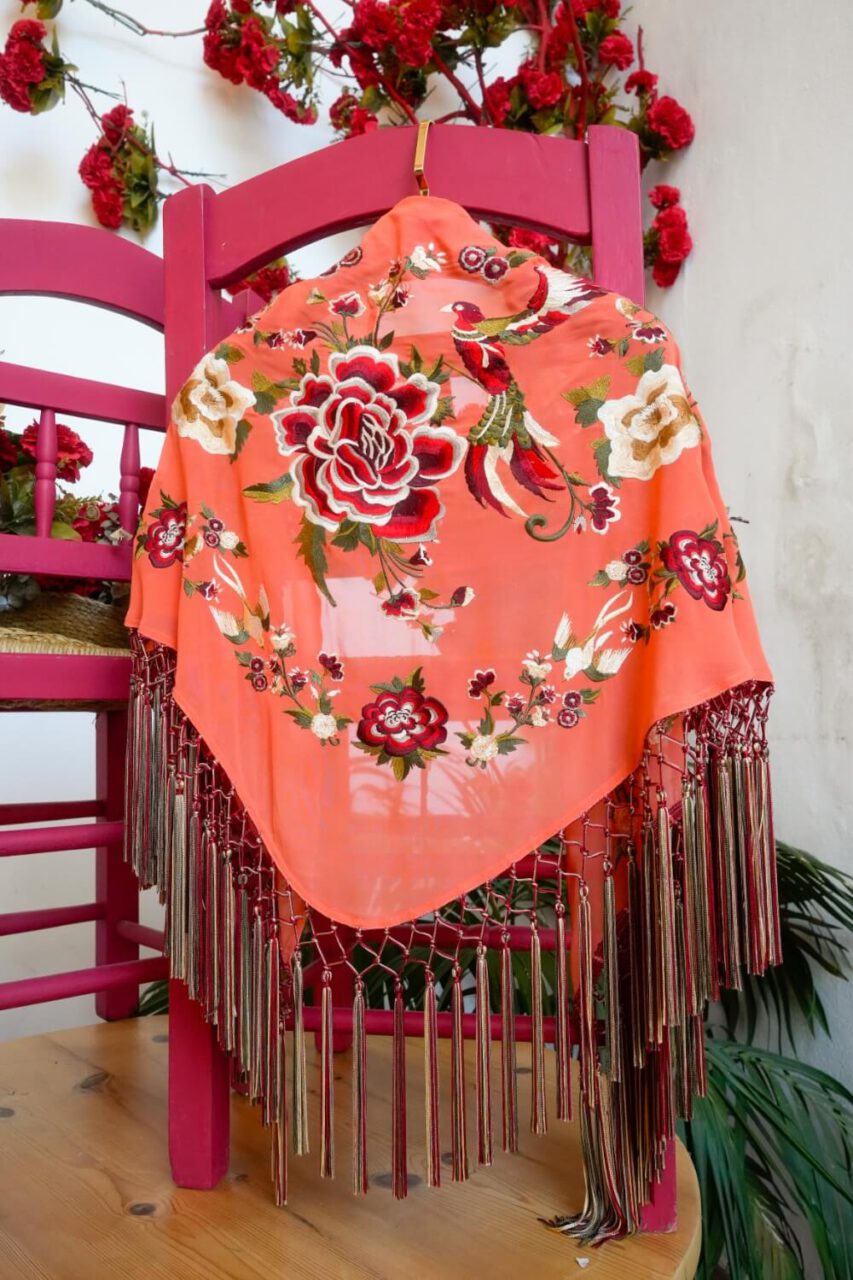 Mantones de flamenca bordados con flecos multicolor salmón