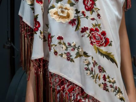 Carmen Fernández Moda 11 Mantones de flamenca bordados con flecos multicolor crudo en modelo al hombro