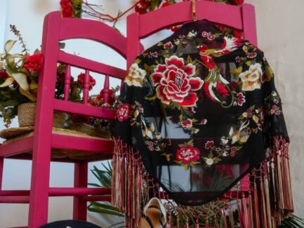 Carmen Fernández Moda 12 Mantones de flamenca bordados con flecos multicolor negro