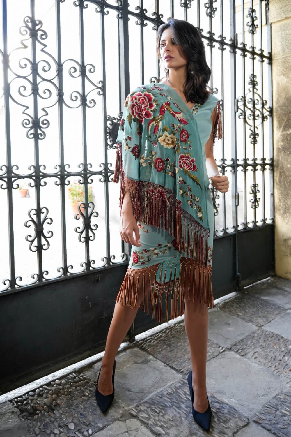 Mantoncillo bordado flecos colores verde 1 Mantones de flamenca bordados con flecos multicolor verde jabón en modelo al hobro