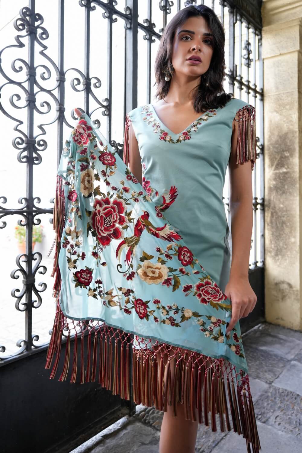 Mantoncillo bordado flecos colores verde 2 Mantones de flamenca bordados con flecos multicolor verde jabón en modelo