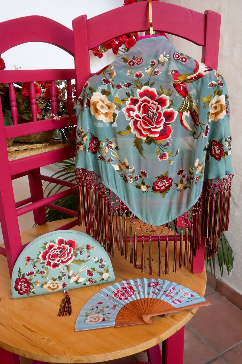 Mantoncillo bordado flecos colores verde 3 Mantones de flamenca bordados con flecos multicolor verde jabón