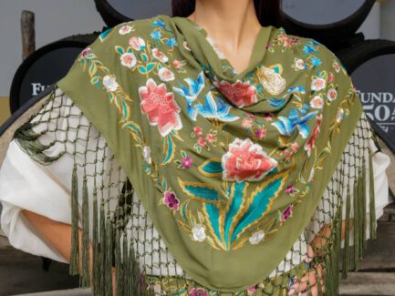 Carmen Fernández Moda 21 Mantones de flamenca bordados | Estilo único verde oliva con modelo de frente