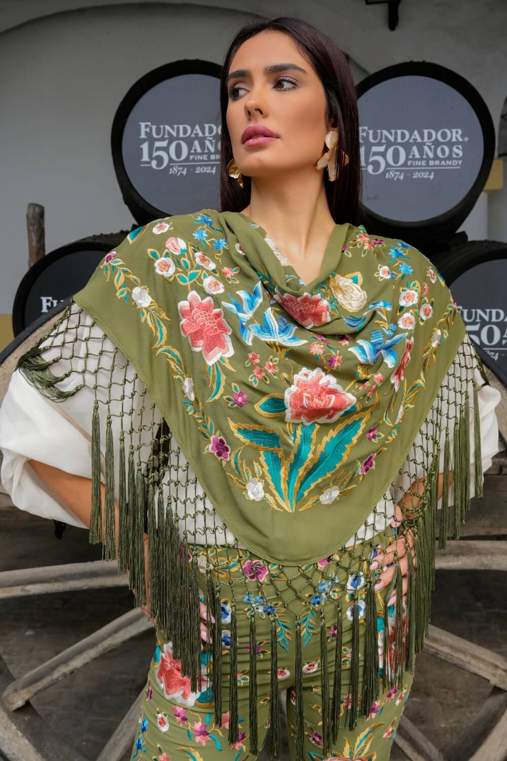Mantoncillo bordado verde oliva 3 Mantones de flamenca bordados | Estilo único verde oliva con modelo de frente