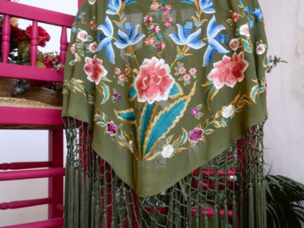 Carmen Fernández Moda 20 Mantones de flamenca bordados | Estilo único verde oliva