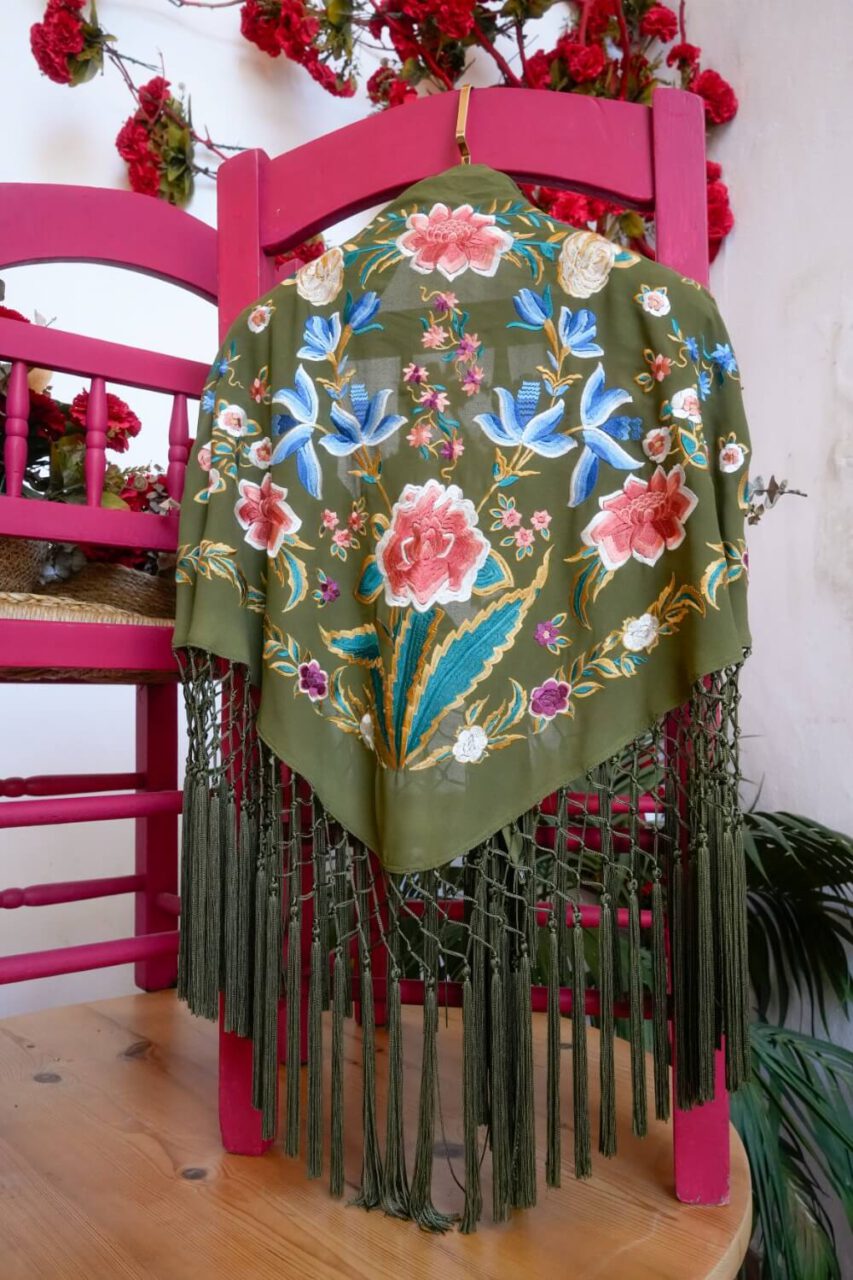 Mantoncillo bordado verde oliva 4 Mantones de flamenca bordados | Estilo único verde oliva