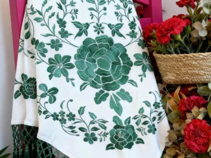 Carmen Fernández Moda 22 mantones de flamenca crudo con flor bordada y fleco en verde