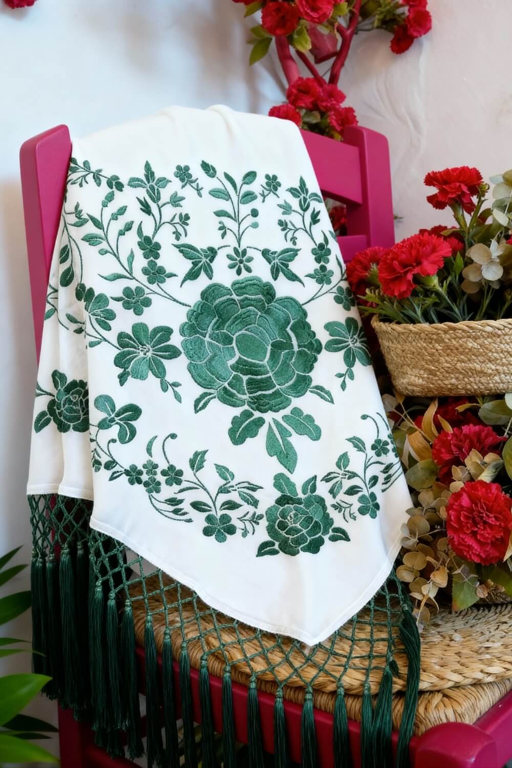Mantoncillo crudo bordado en verde mantones de flamenca crudo con flor bordada y fleco en verde