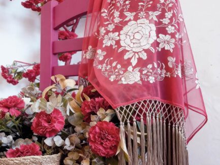 mantones de flamenca coral con flor bordada en dorado y flecos dorados