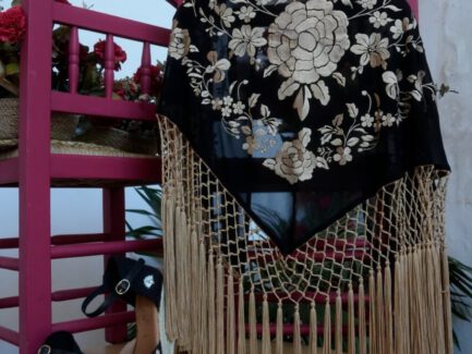 mantones de flamenca negro con flor bordada en dorado y flecos dorados