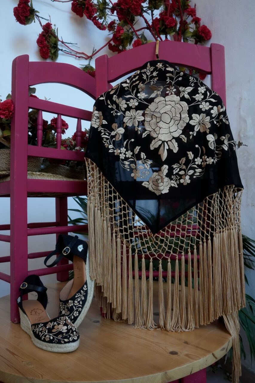 Mantoncillo fleco dorado negro mantones de flamenca negro con flor bordada en dorado y flecos dorados