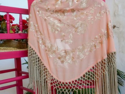 mantones de flamenca salmón con flor bordada en dorado y flecos dorados