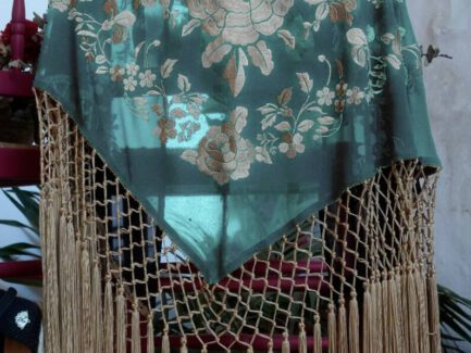 mantones de flamenca verde con flor bordada en dorado y flecos dorados