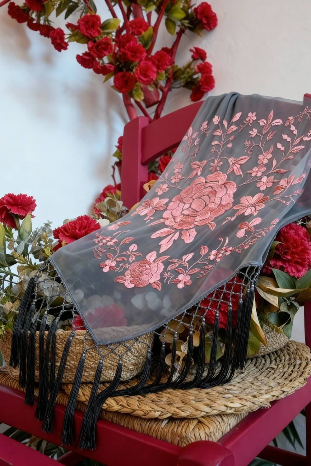 Mantoncillo gris bordado en rosa mantones de flamenca gris con flor bordada en rosa