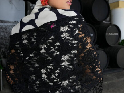 Mantones de flamenca | Encaje negro elegante en modelo