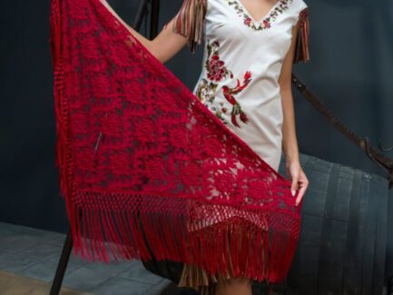 Mantones de flamenca en rojo sofisticado en modelo