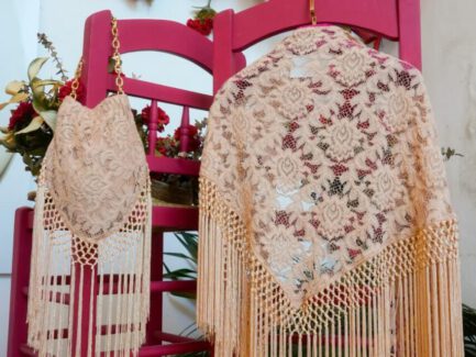 Mantones de flamenca en beige sofisticado