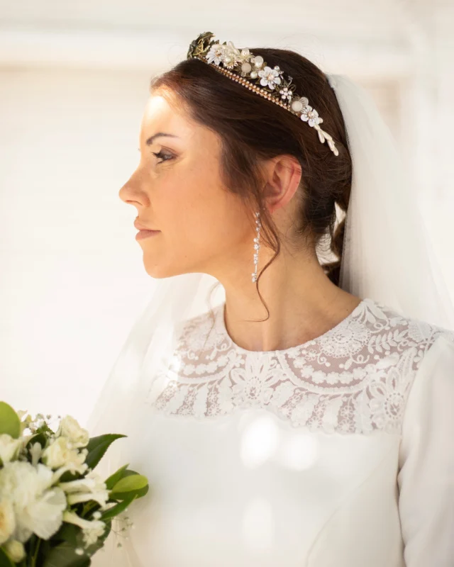 👰🏼‍♀️ ¡Una tiara y mil emociones! ✨

Cuando el diseño nace desde el cariño, no es solo una pieza: es un recuerdo muy especial 🥰

Así fue crear esta tiara para Elisabeth. Desde el primer boceto hasta el último detalle, todo estaba pensado para que reflejara su estilo, su luz y realzase aún más su belleza 😍

Cada flor, cada cristal elegido, cada detalle llevaba un pedacito de su esencia y todo nuestro cariño, con el mayor deseo de verla brillar como ella merece ✨✨

Gracias por confiar en mí para acompañarte en un momento tan único. Fue un honor formar parte de tu historia. 💖

#HechoConAmor #NoviasReales
#CarmenFernándezModa #TiarasDeNovia
#tiaraspersonalizadas #novias #noviasdiferentes
#noviasunicas #noviasconestilo #noviasfelices
#novias2025 #noviasreales #noviasúnicas
#noviasespaña #sevilla #sevillahoy #aljarafe
#sevillacity #sevillaciudad #triana #sevillacentro
#nervionsevilla #noviaideal #noviaconestilo
#noviaperfecta #noviaelegante #noviaromantica #noviafeliz