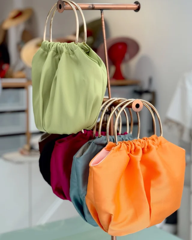 Nuestros bolsos son perfectos para tus vacaciones 🤩👇🏼

En este carrusel te mostramos algunos modelos de nuestros bolsos más icónicos que serán tu complemento ideal durante este verano 😉

¿Qué te parecen? ¿Cuál es tu favorito? Te leemos 🤗🖤

#bolsosdemoda #bolsosartesanales #bolsosdemano #bolsosmujer #bolsosoriginales #bolsosycarteras #bolsodemano #carterasybolsos #carterasdemoda #sevilla #sevillahoy #sevillagram #sevillaespaña #sevillaeste #doshermanas #aljarafe #sanlucardebarrameda #jerezdelafrontera #elpuertodesantamaría #puertosherry #playasdecadiz #invitadaboda #invitadas #invitadasdeboda #invitadasconestilo #invitadasperfectas
